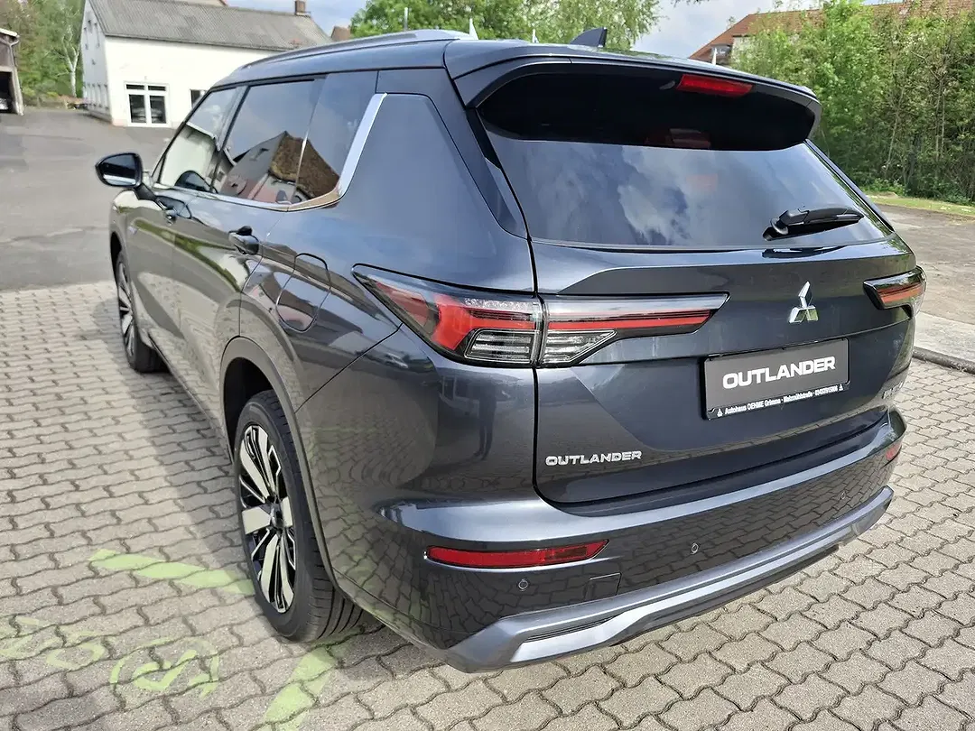 Mitsubishi Outlander - Thumbnail 2