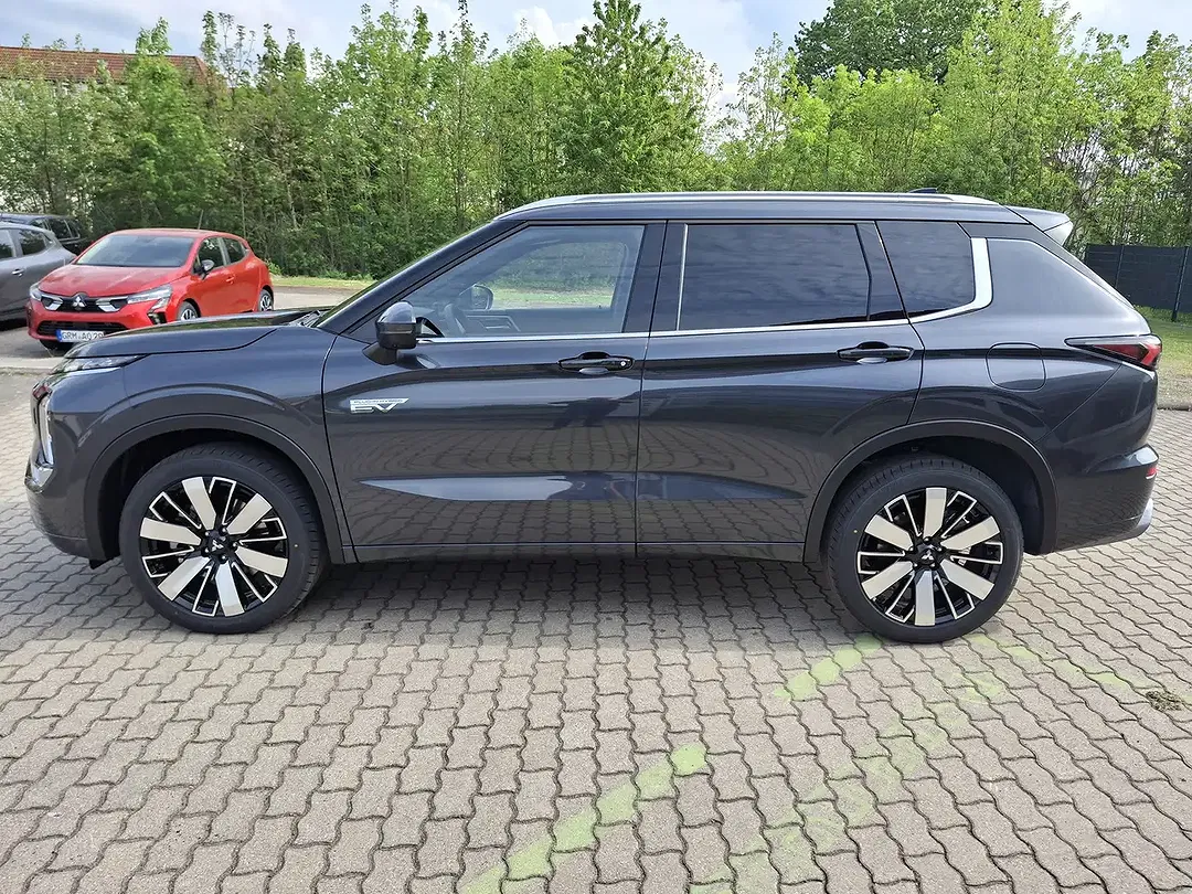Mitsubishi Outlander - Thumbnail 4