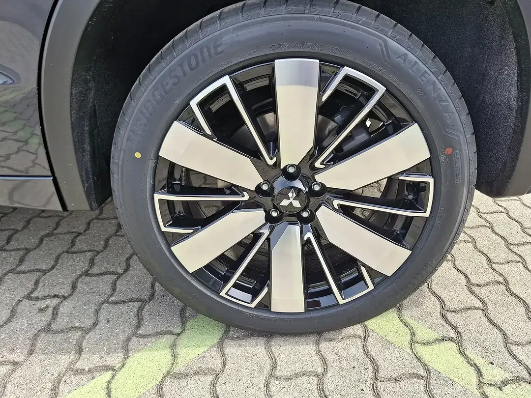 Mitsubishi Outlander - Thumbnail 6