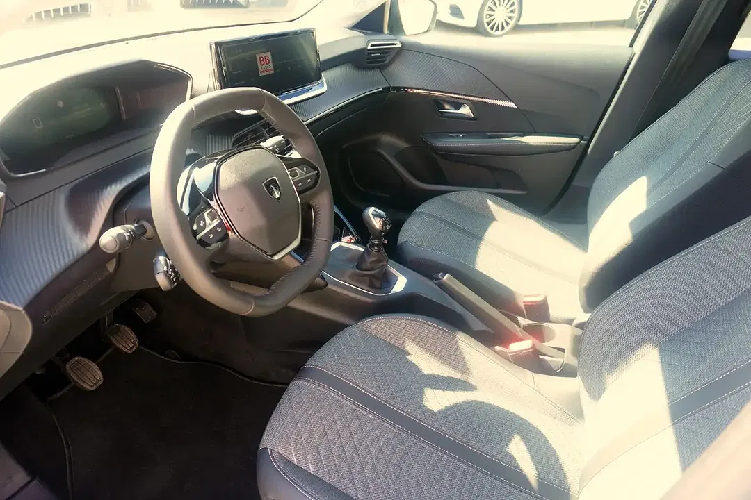 Peugeot 208 - Thumbnail 9