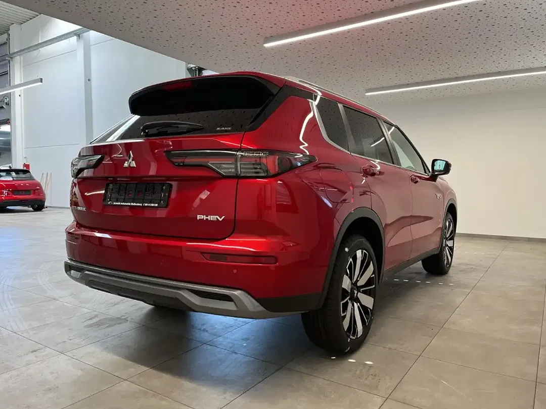 Mitsubishi Outlander - Thumbnail 4