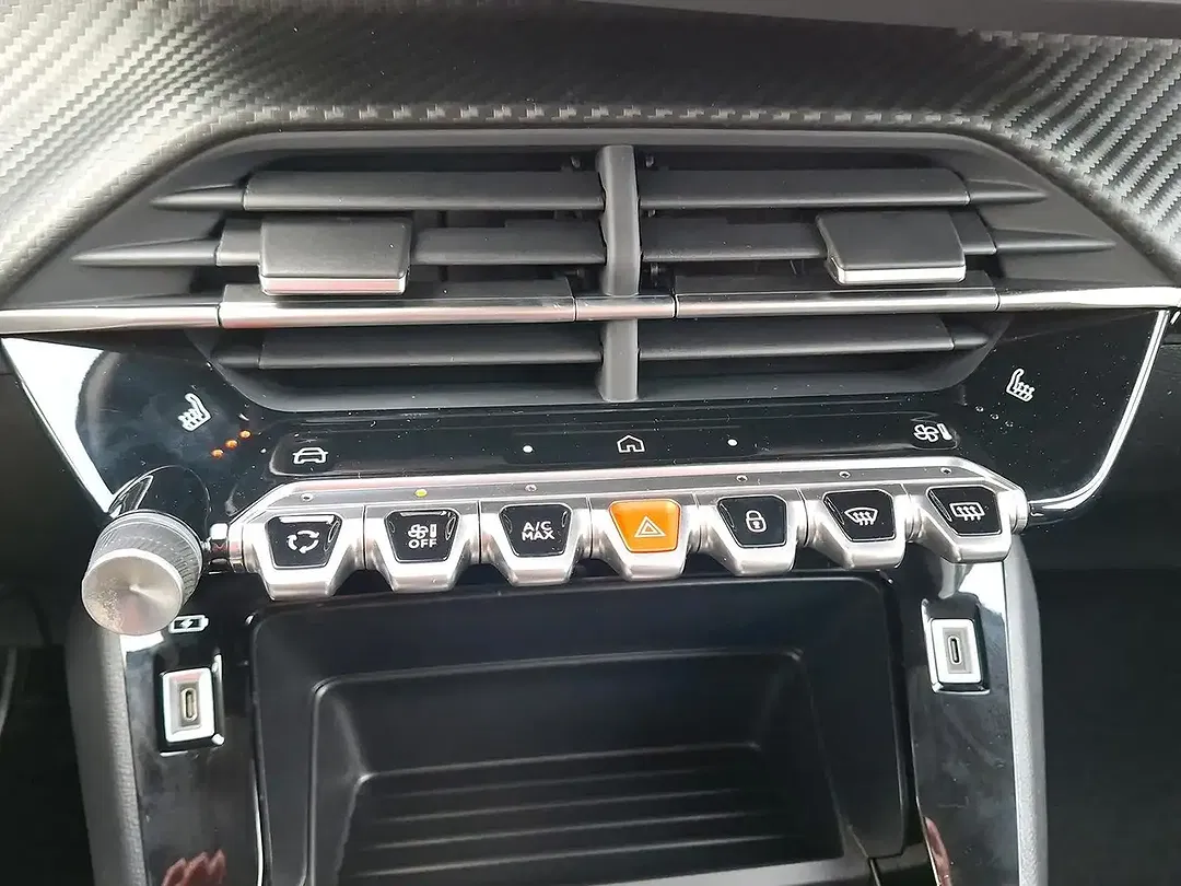 Peugeot 208 - Thumbnail 15