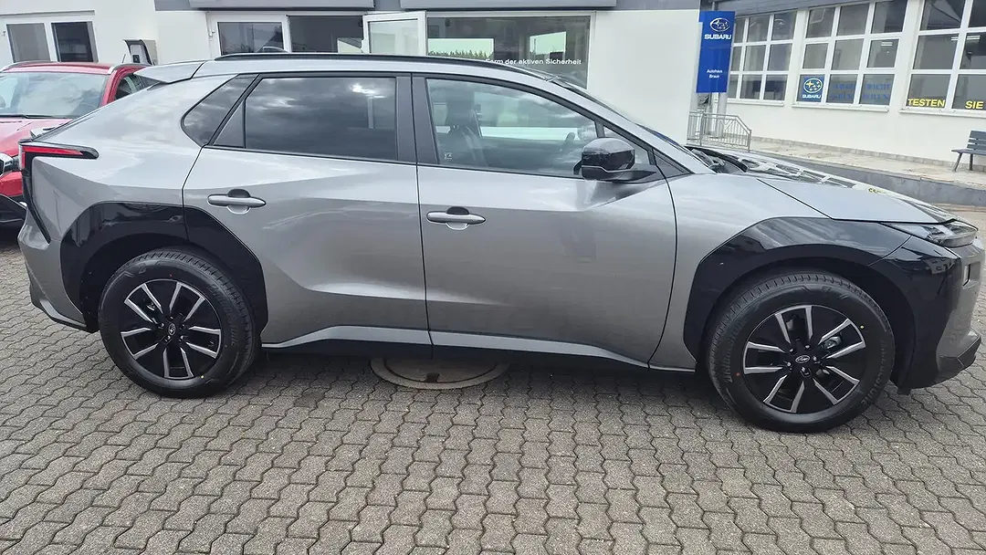 Subaru Solterra - Thumbnail 3