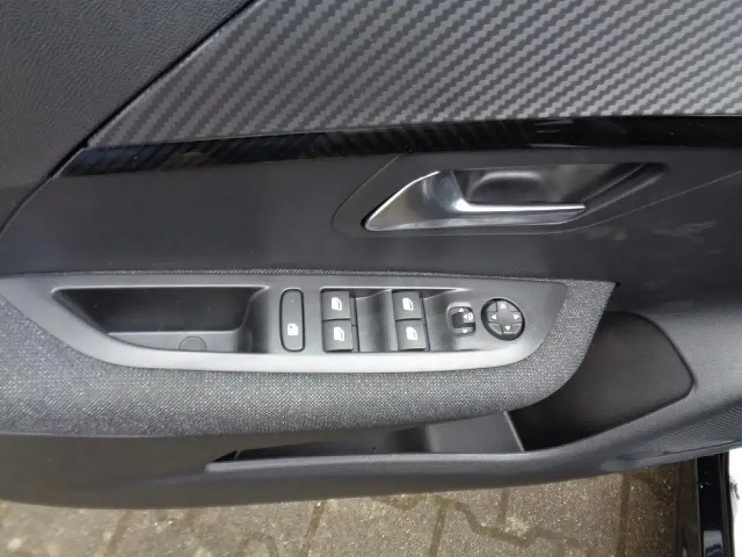 Peugeot 208 - Thumbnail 11