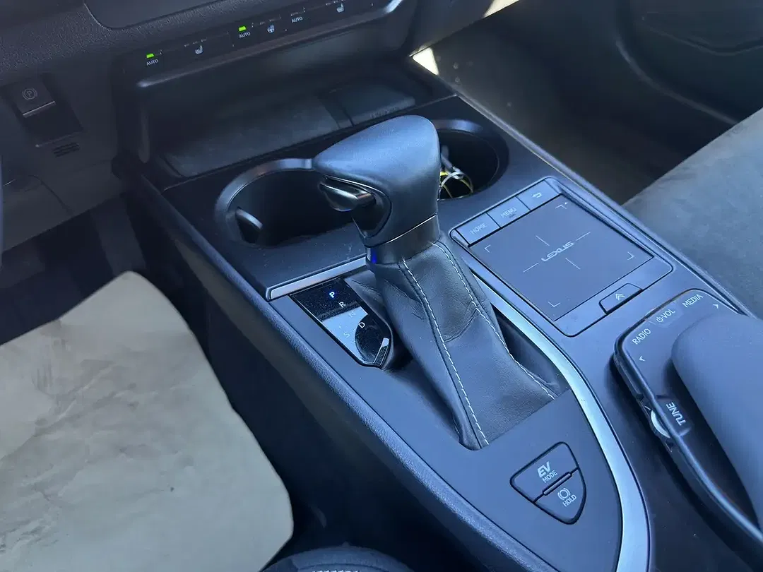 Lexus UX 250h - Thumbnail 14