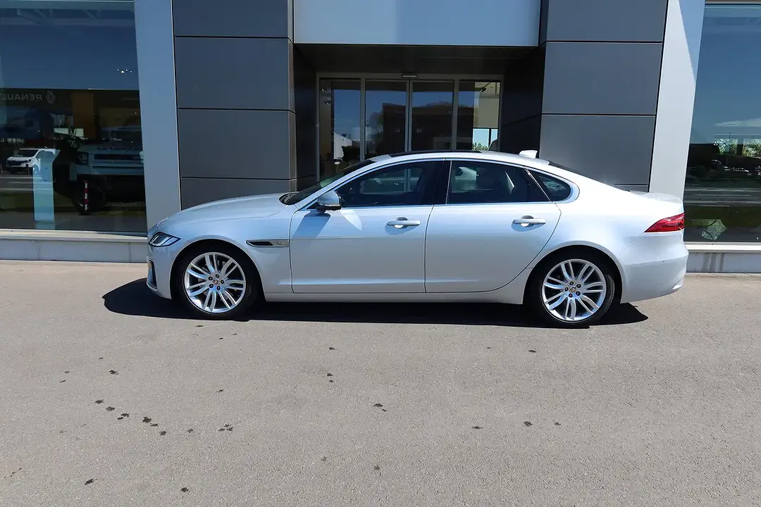 Jaguar XF - Thumbnail 3