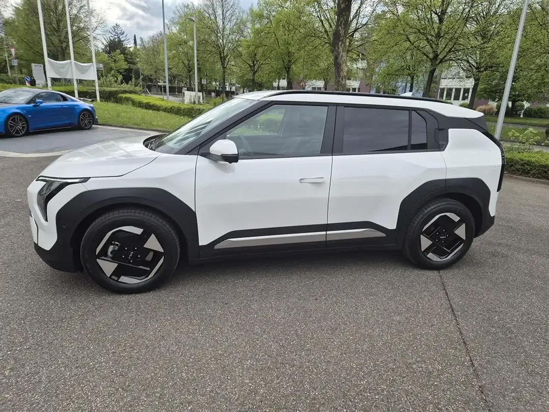 Kia EV3 - Thumbnail 2