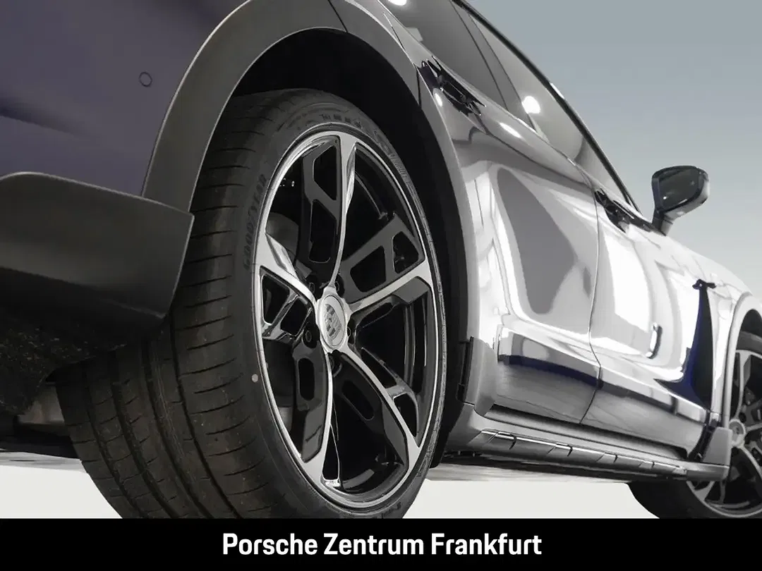 Porsche Taycan - Thumbnail 6