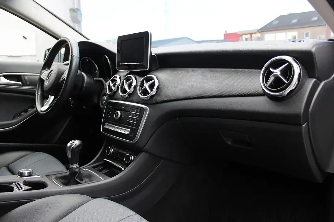 Mercedes-Benz GLA 180 - Thumbnail 14