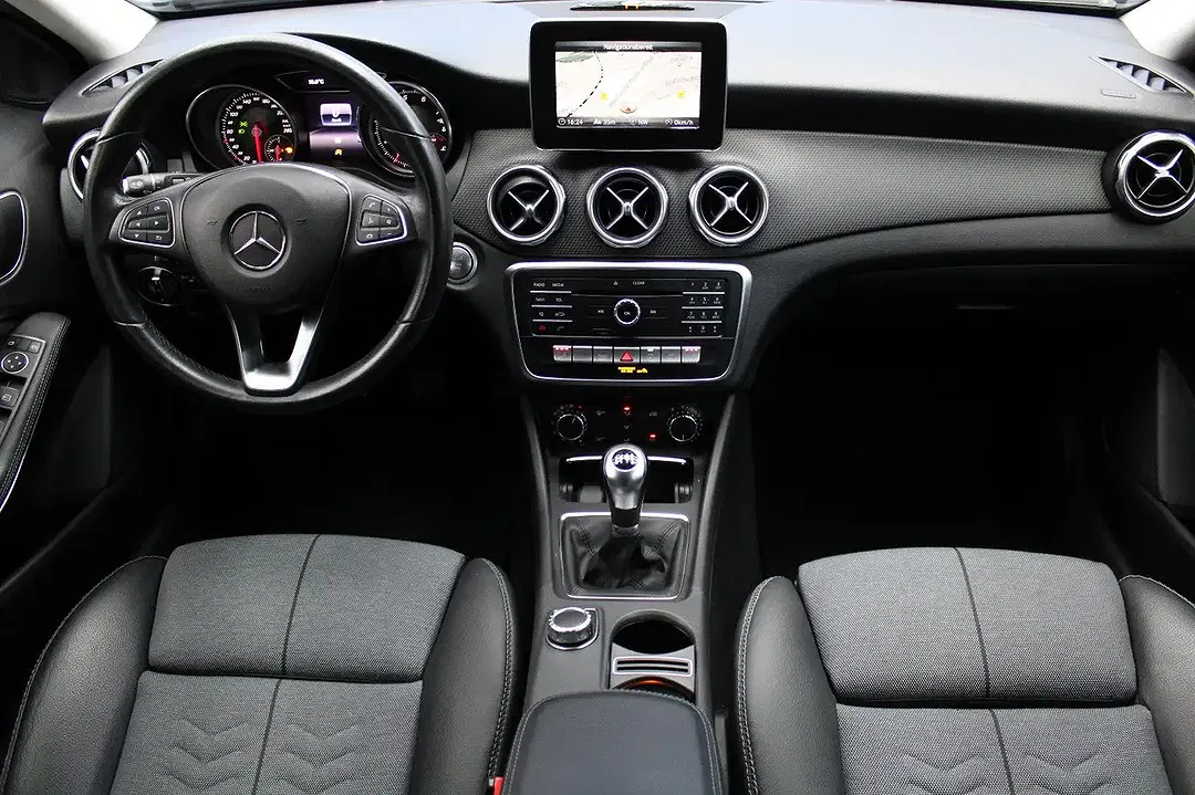 Mercedes-Benz GLA 180 - Thumbnail 15