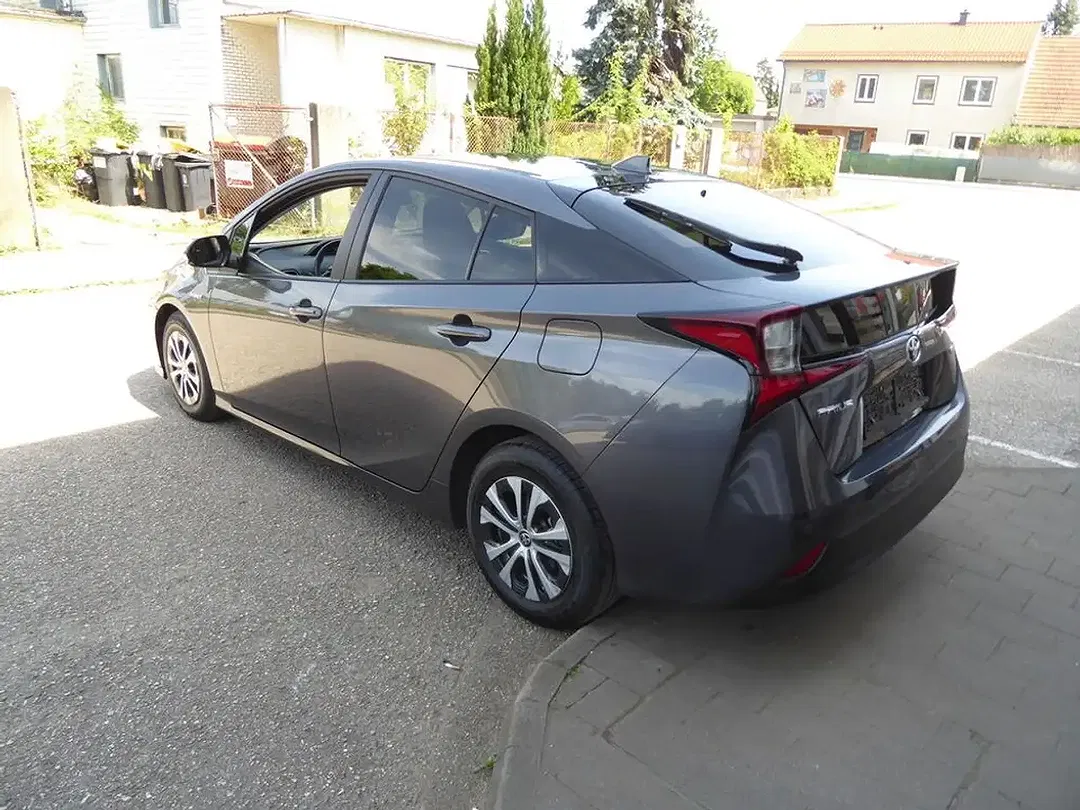 Toyota Prius - Thumbnail 3