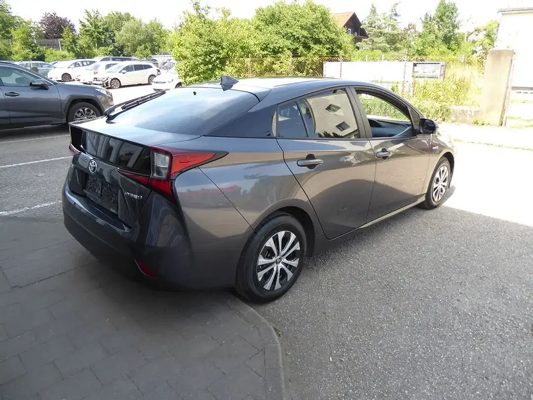 Toyota Prius - Thumbnail 5