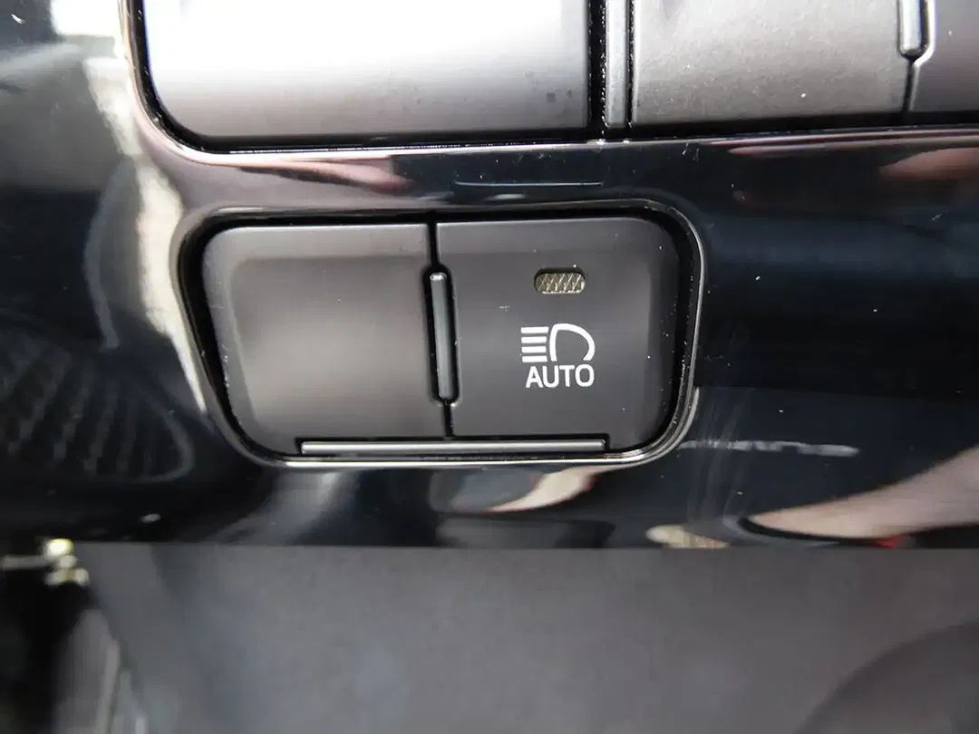 Toyota Prius - Thumbnail 9