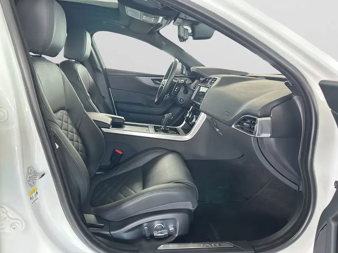 Jaguar XE - Thumbnail 12