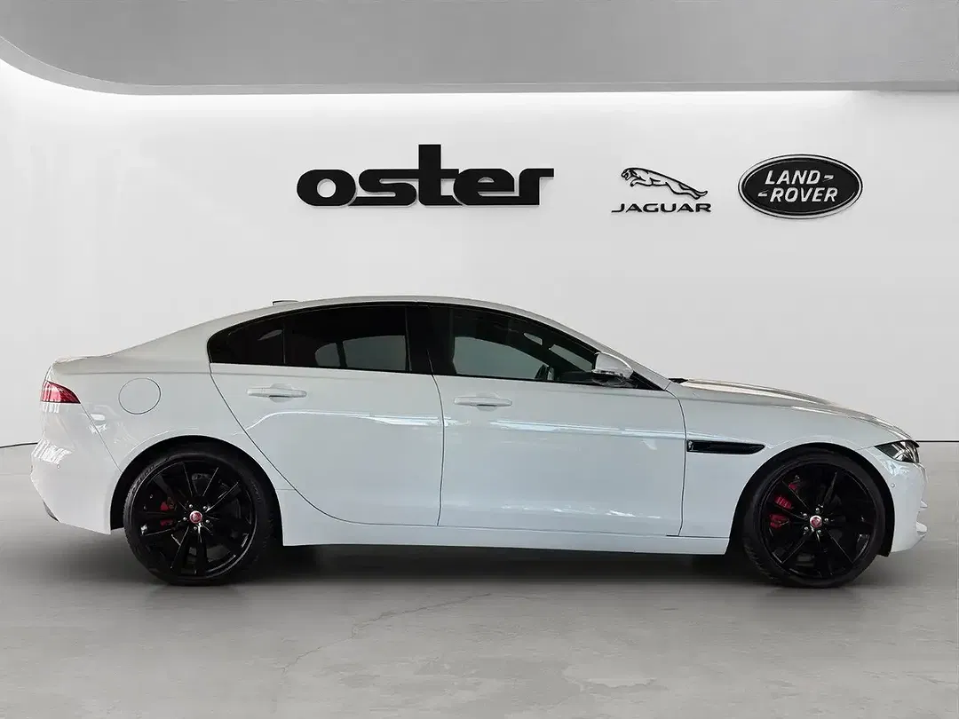 Jaguar XE - Thumbnail 4
