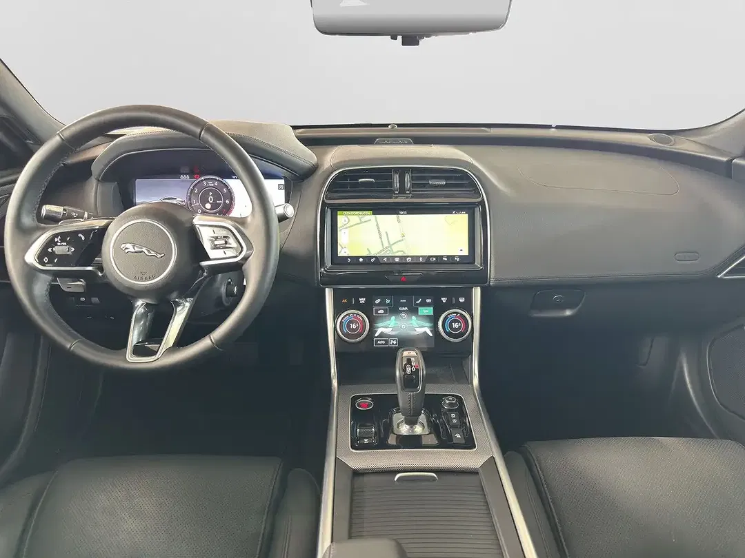 Jaguar XE - Thumbnail 9