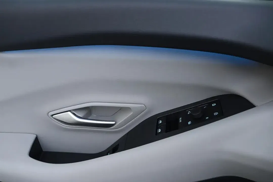 Ford Explorer - Thumbnail 36