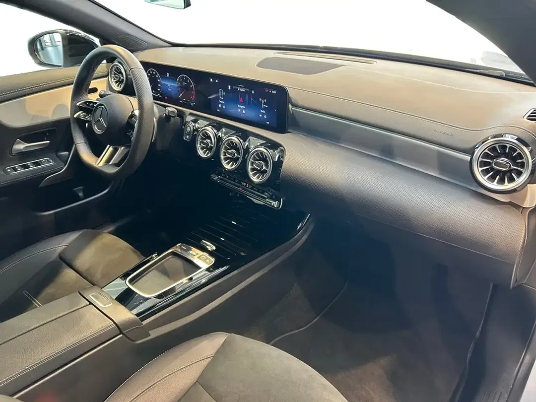 Mercedes-Benz CLA 200 - Thumbnail 3