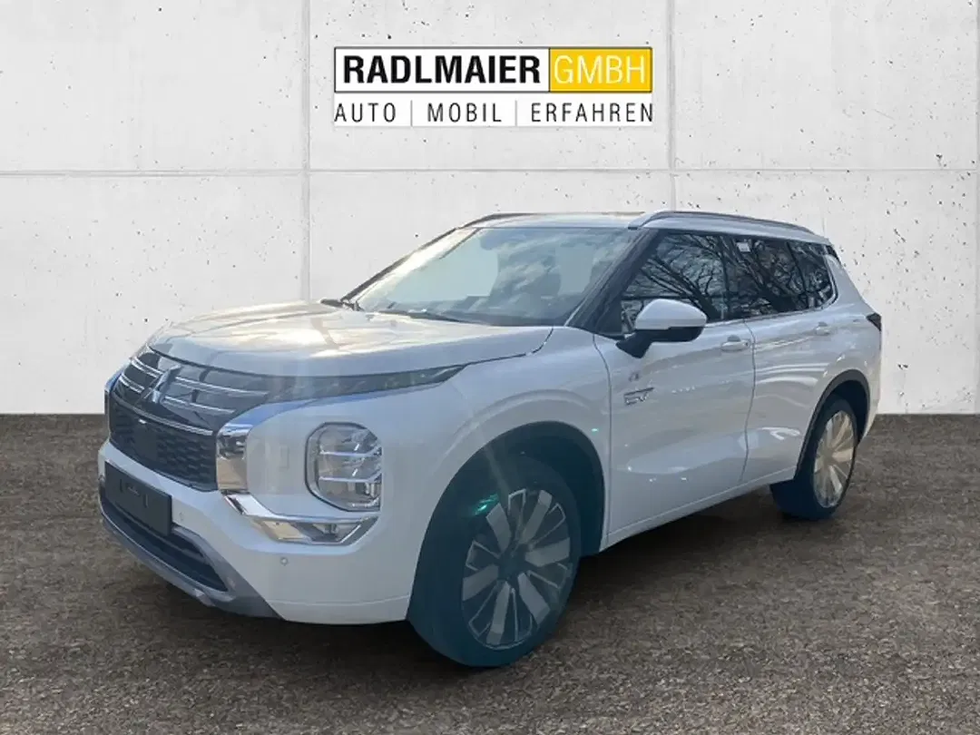 Mitsubishi Outlander - Thumbnail 1