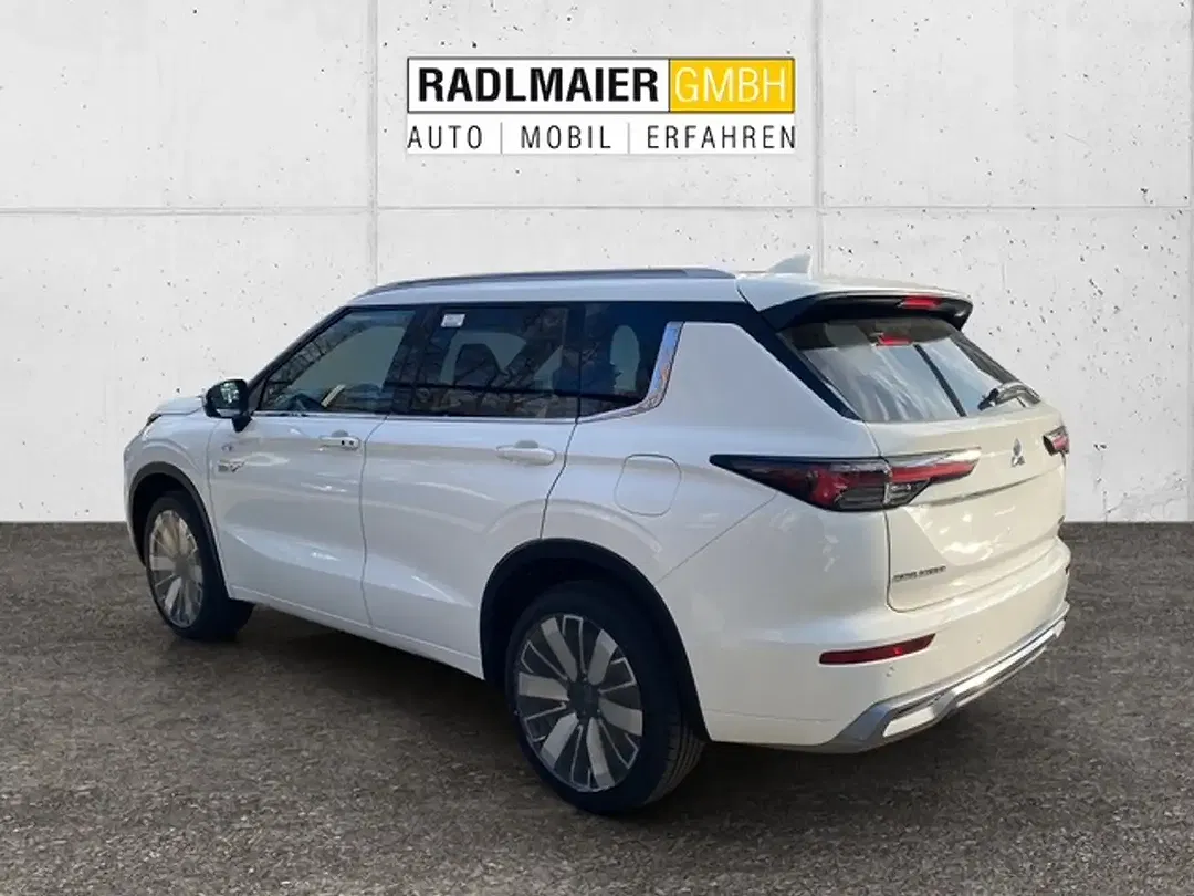 Mitsubishi Outlander - Thumbnail 2