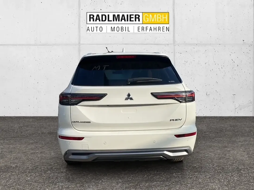 Mitsubishi Outlander - Thumbnail 3