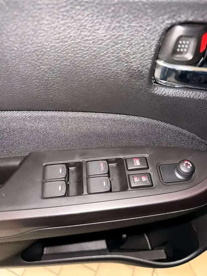 Suzuki Vitara - Thumbnail 14