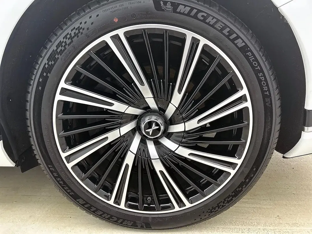 Xpeng G9 - Thumbnail 4