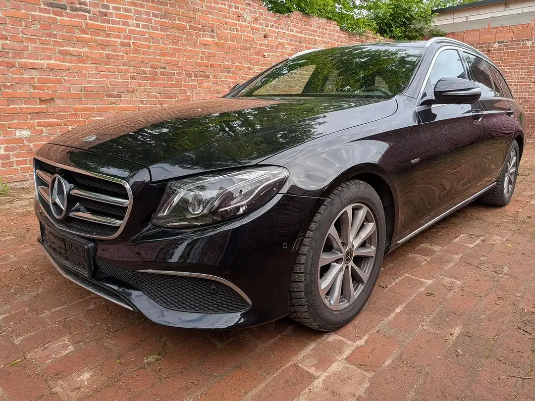 Mercedes-Benz E 200 - Thumbnail 13