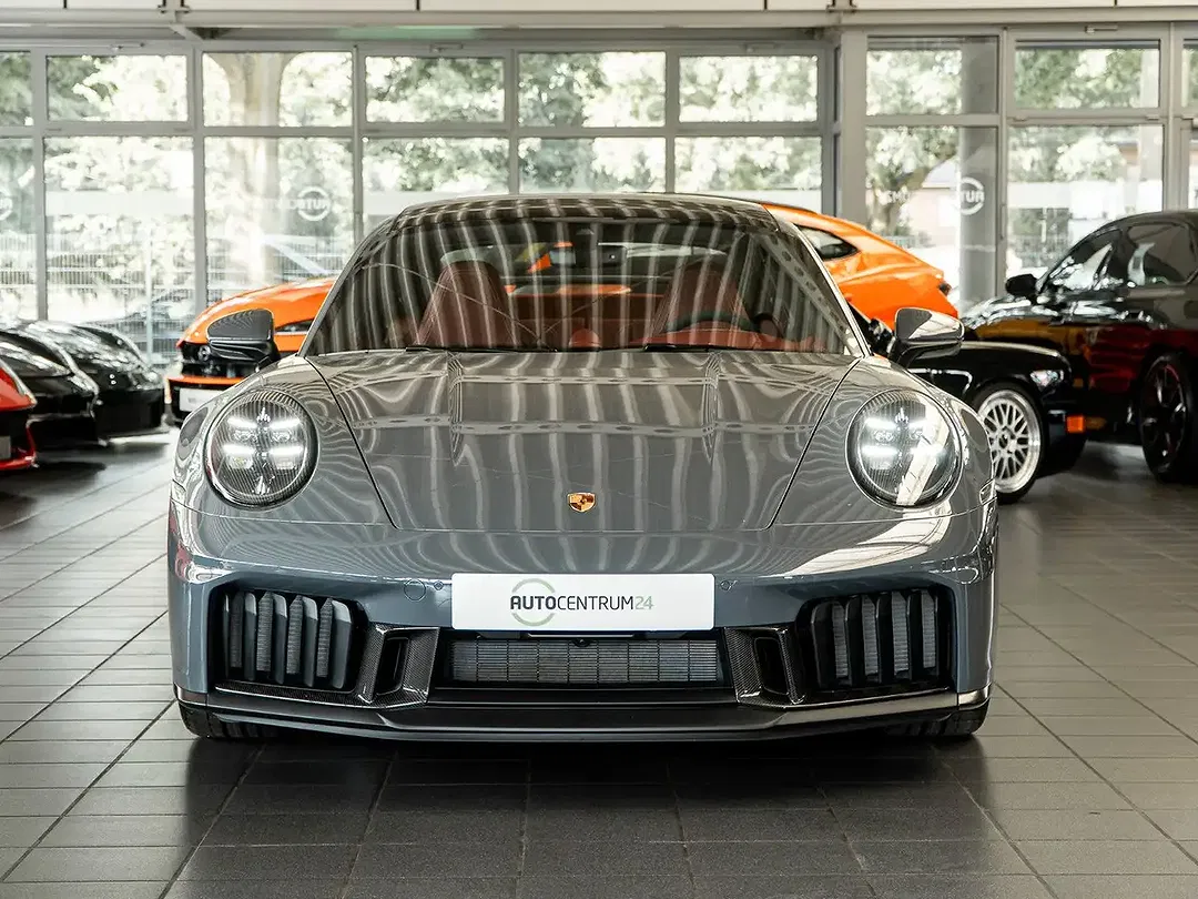 Porsche 992 - Thumbnail 3