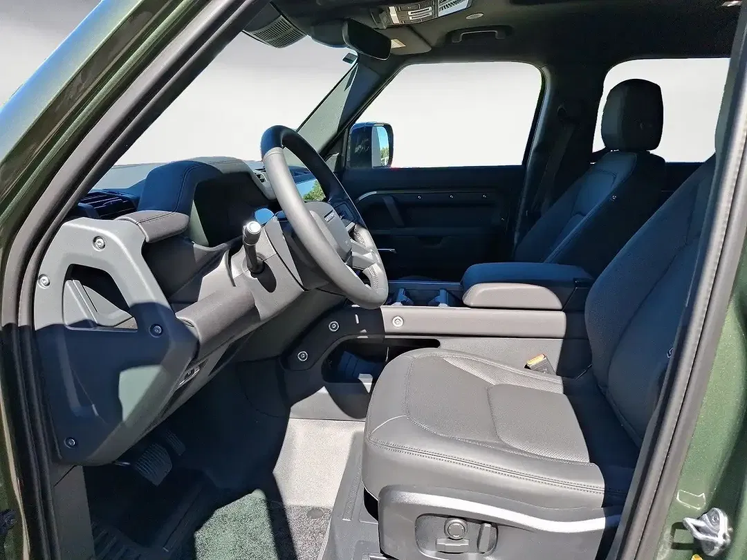 Land Rover Defender - Thumbnail 5