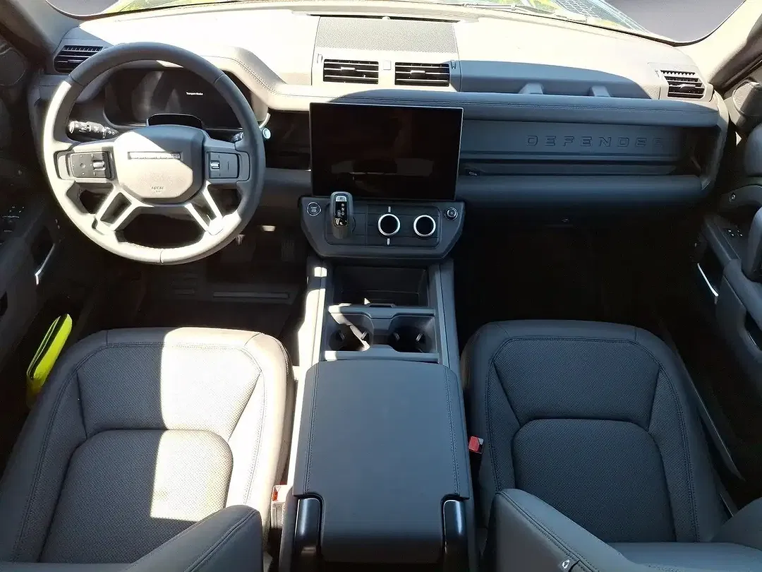 Land Rover Defender - Thumbnail 6