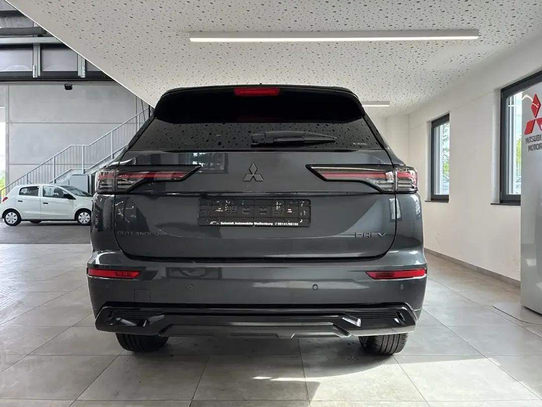 Mitsubishi Outlander - Thumbnail 3