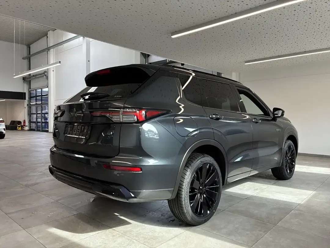 Mitsubishi Outlander - Thumbnail 4
