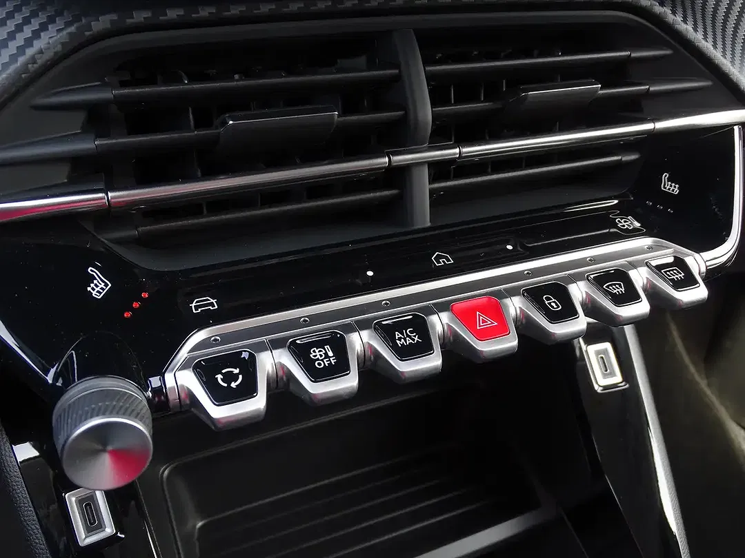 Peugeot 208 - Thumbnail 13