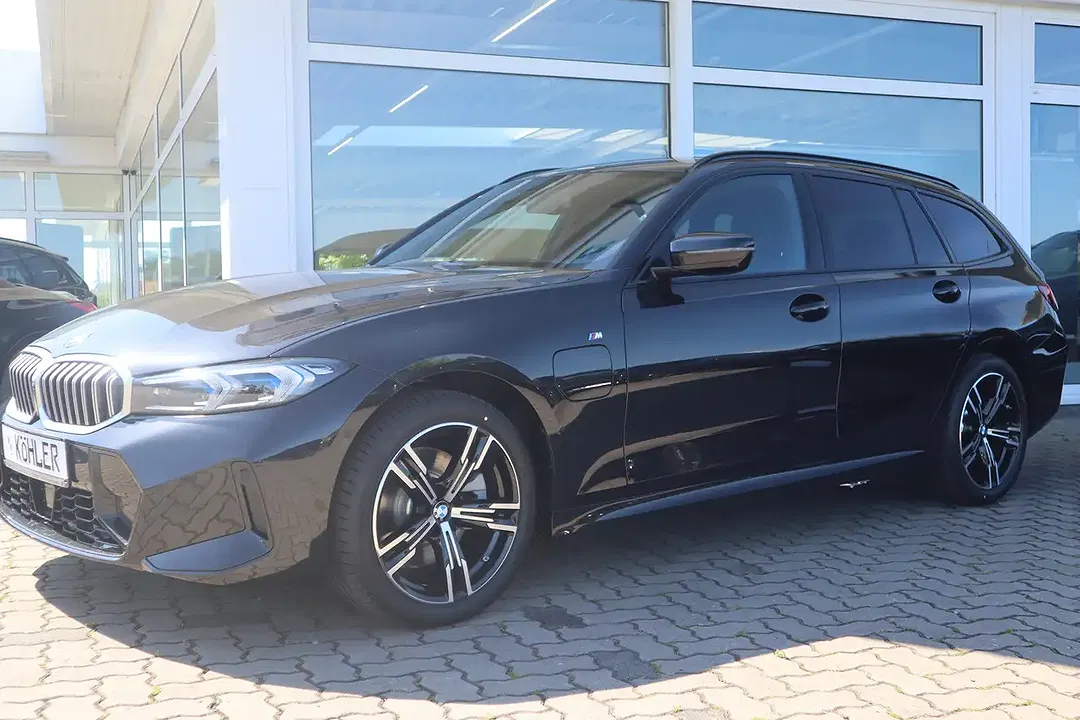 BMW 330 - Thumbnail 1