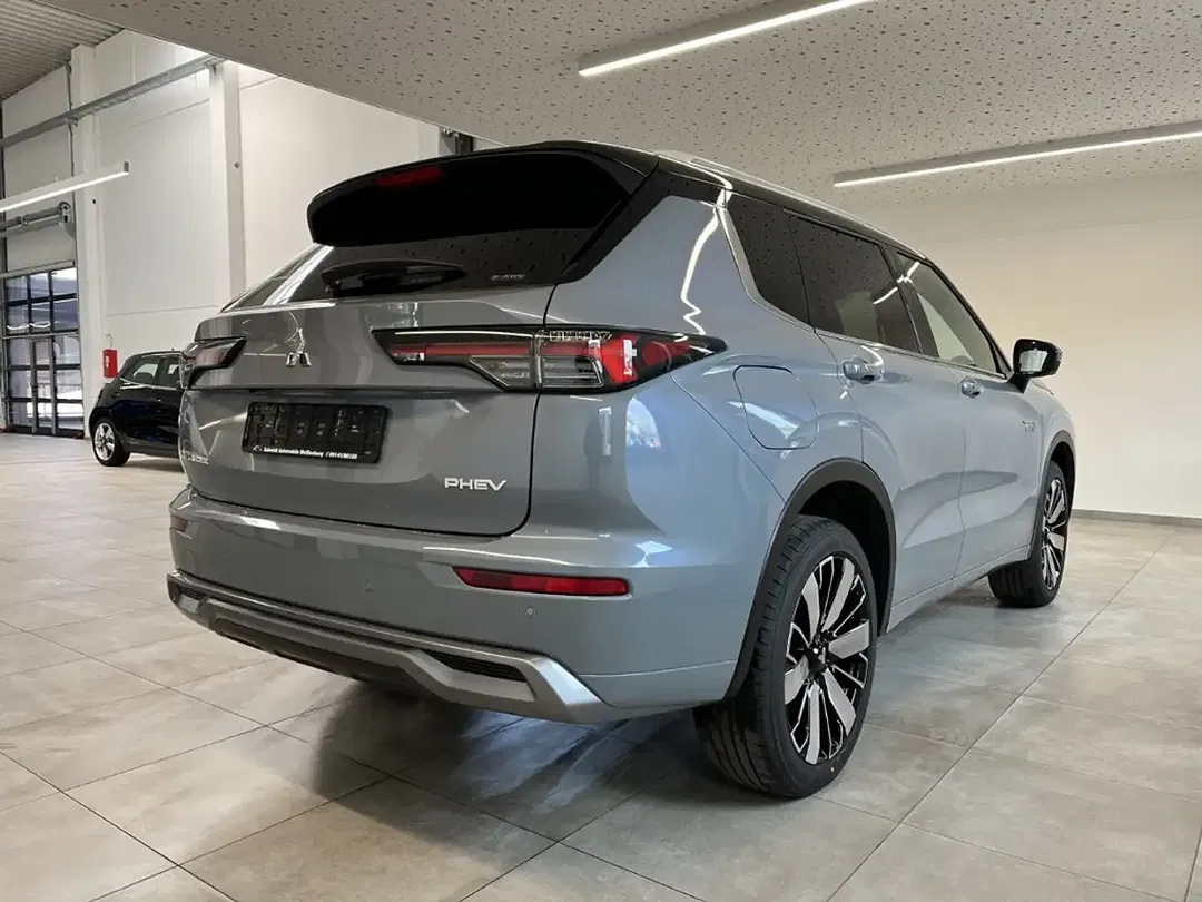Mitsubishi Outlander - Thumbnail 4