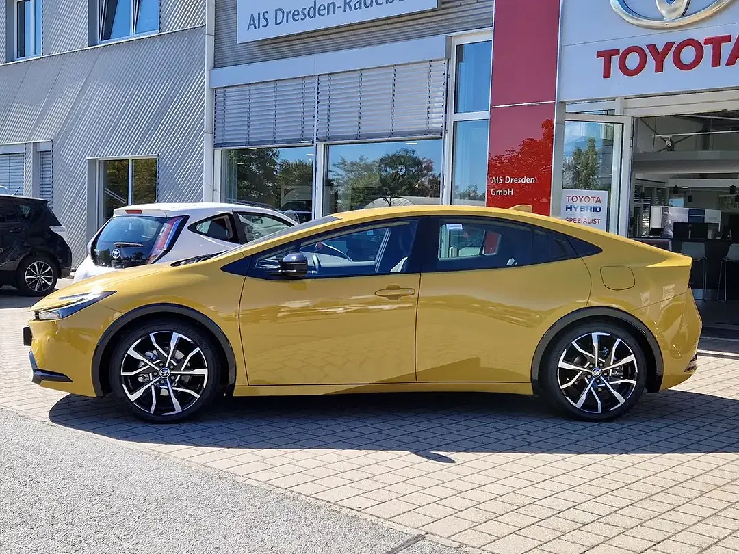 Toyota Prius - Thumbnail 4