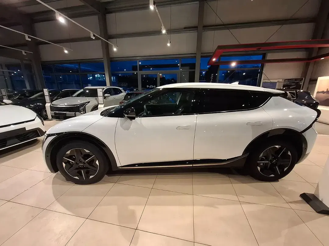 Kia EV6 - Thumbnail 2