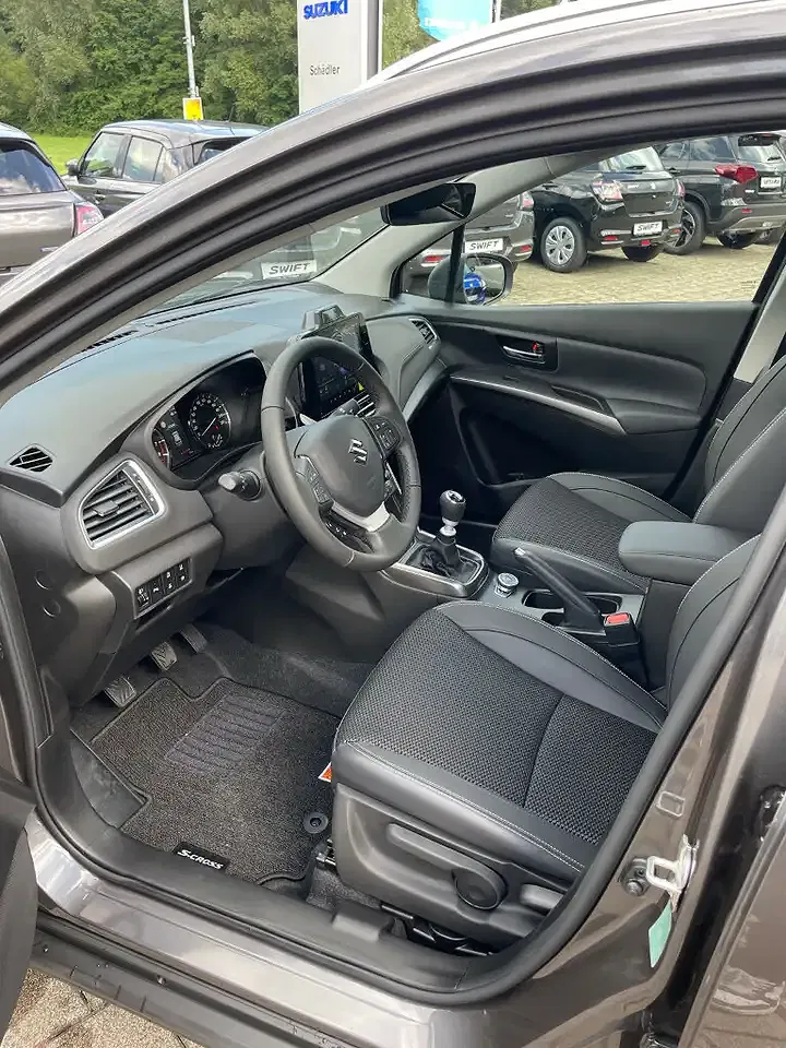 Suzuki SX4 S-Cross - Thumbnail 3