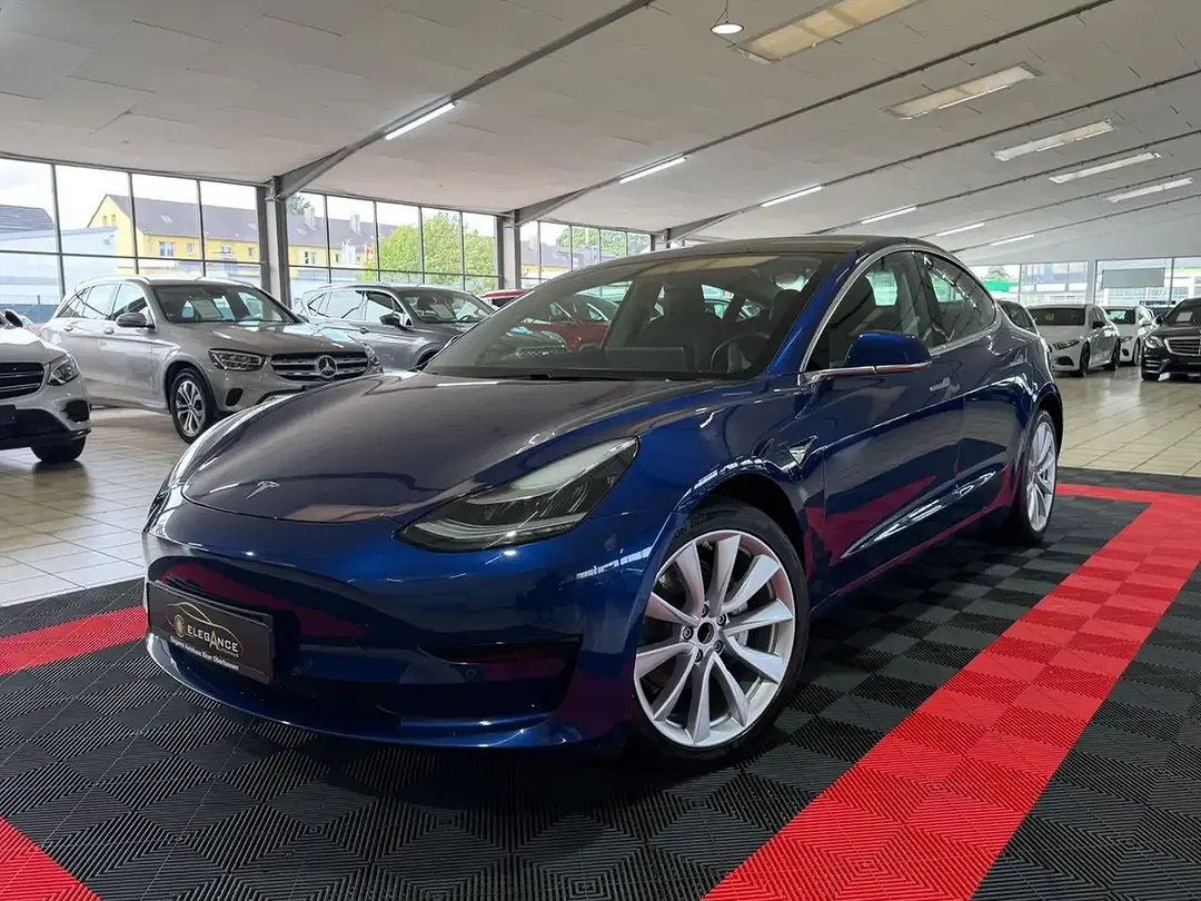 Tesla Model 3 - Thumbnail 1