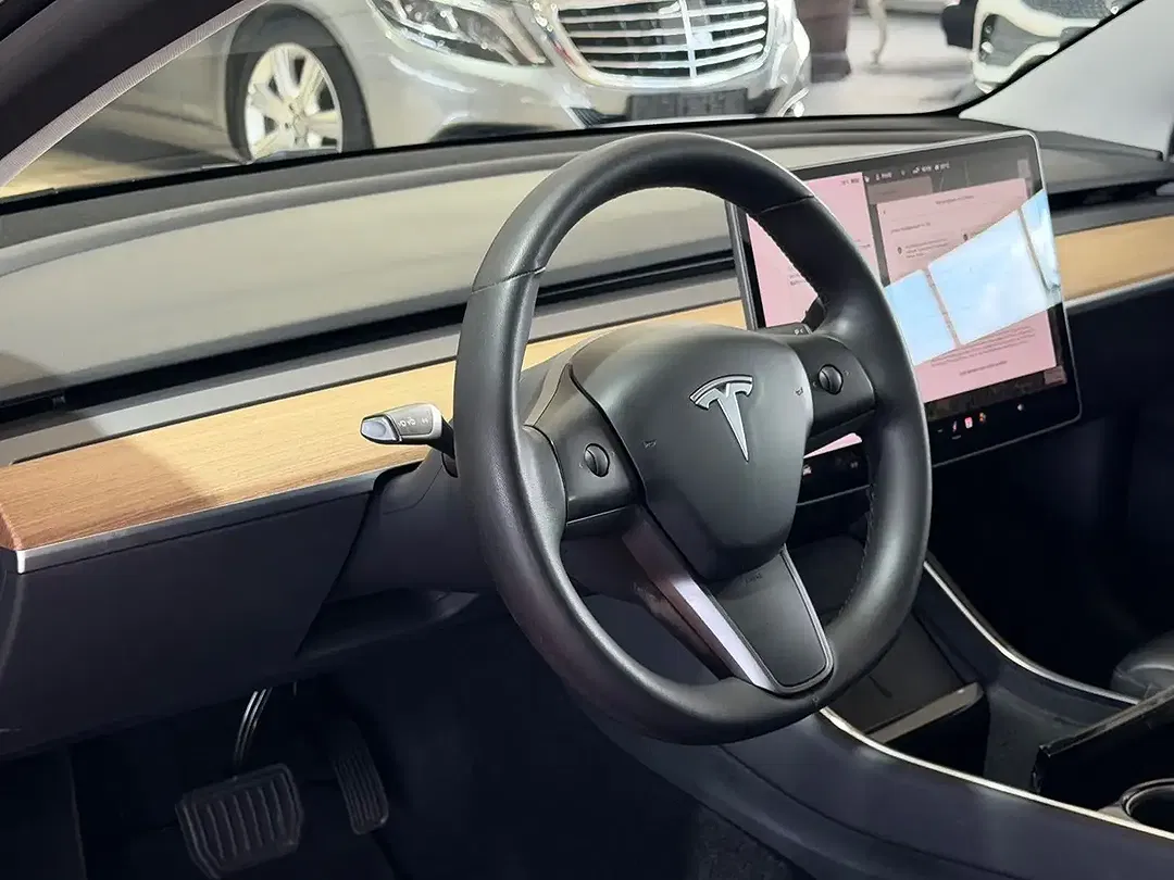 Tesla Model 3 - Thumbnail 10