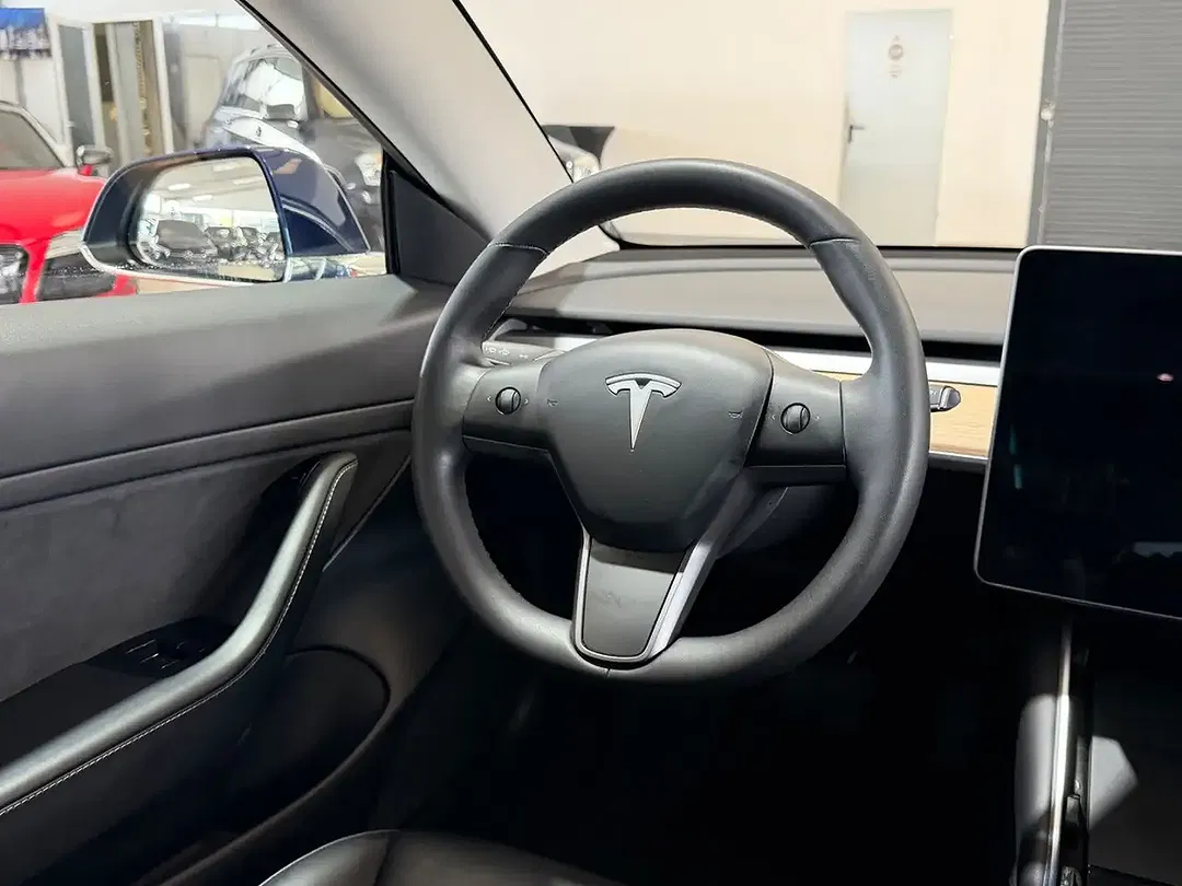 Tesla Model 3 - Thumbnail 14