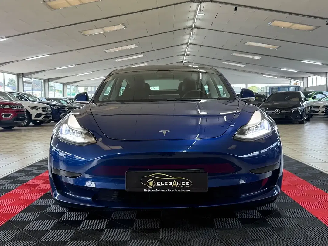 Tesla Model 3 - Thumbnail 2