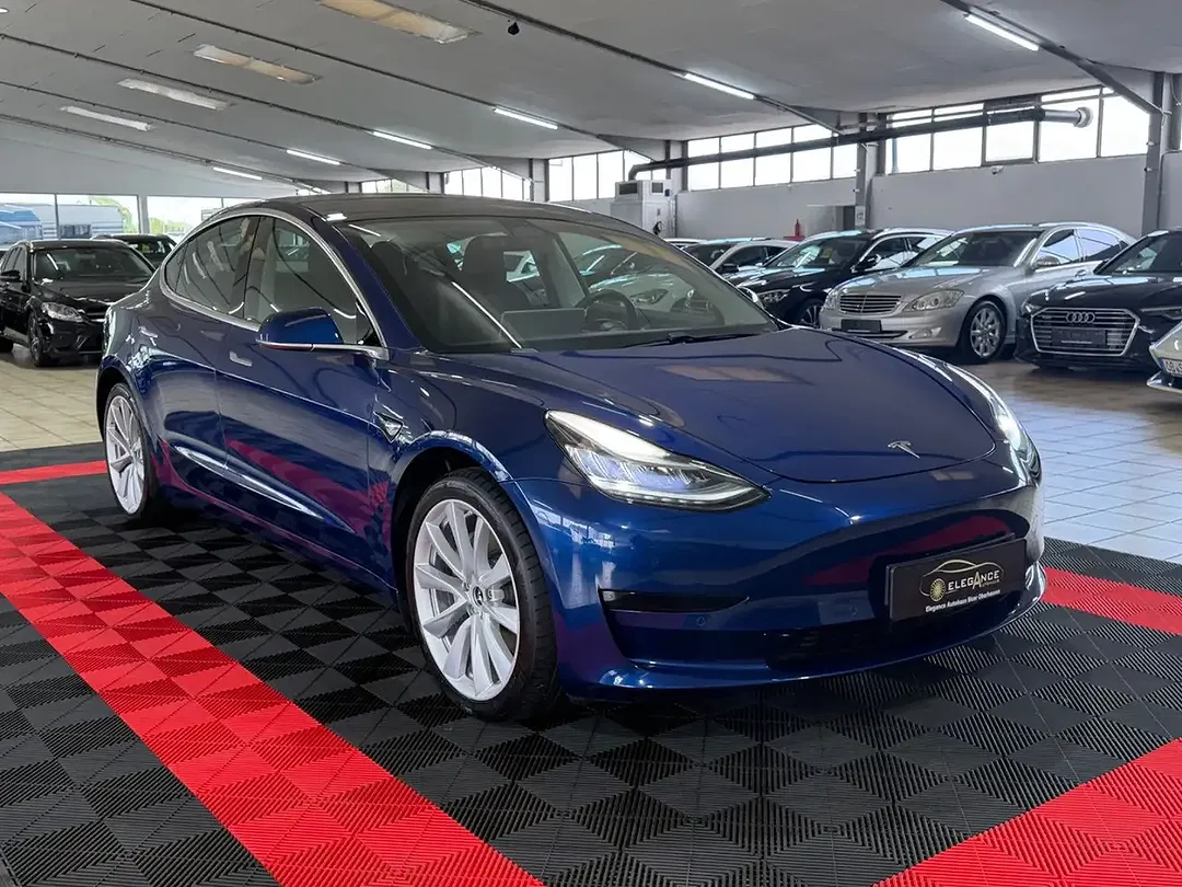 Tesla Model 3 - Thumbnail 3
