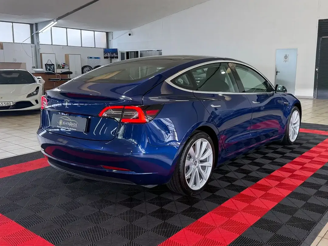 Tesla Model 3 - Thumbnail 4