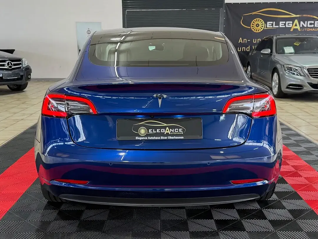 Tesla Model 3 - Thumbnail 5