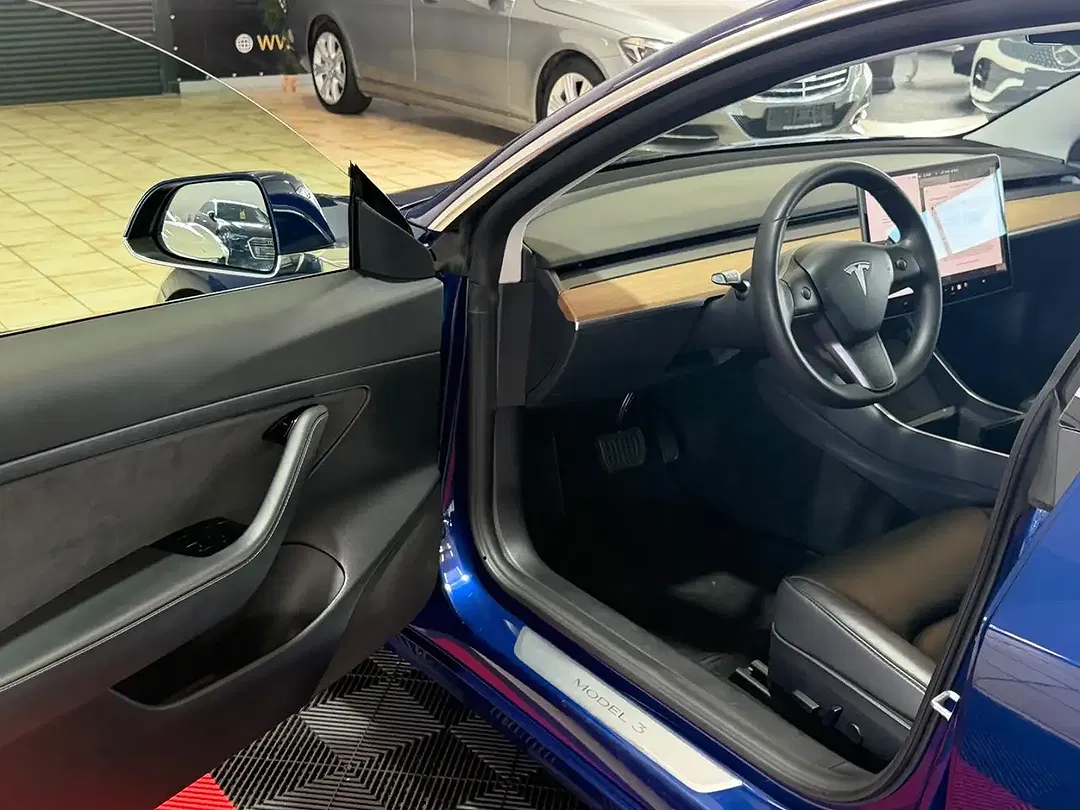 Tesla Model 3 - Thumbnail 7