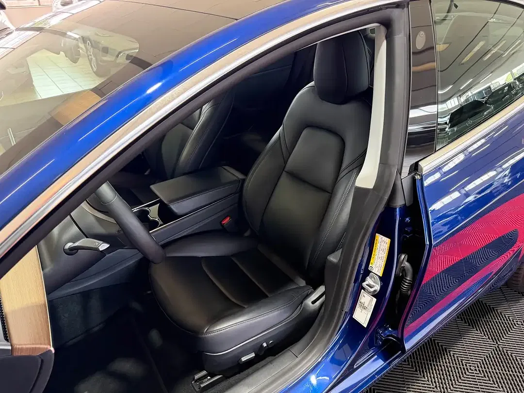 Tesla Model 3 - Thumbnail 9
