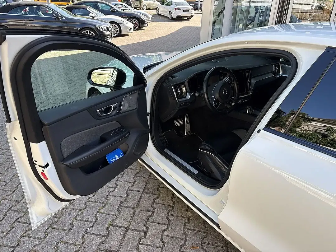 Volvo S60 - Thumbnail 3