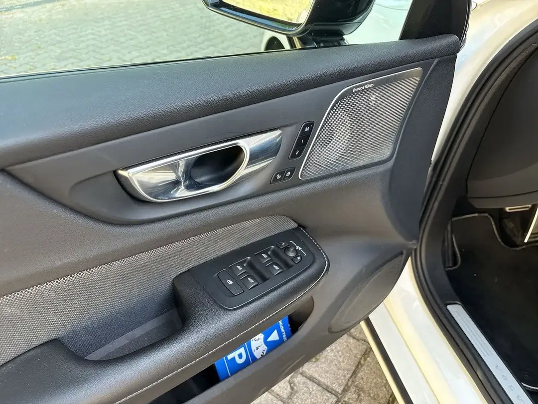 Volvo S60 - Thumbnail 4